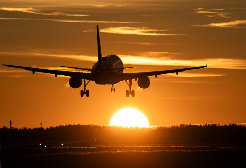 Flygplan i solnedgång.