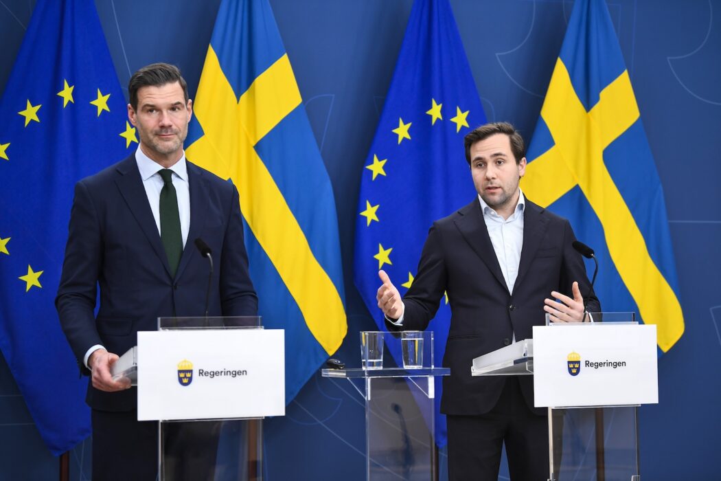 Migrationsminister Johan Forssell och bistånds- och utrikeshandelsminister Benjamin Dousa under en pressträff.