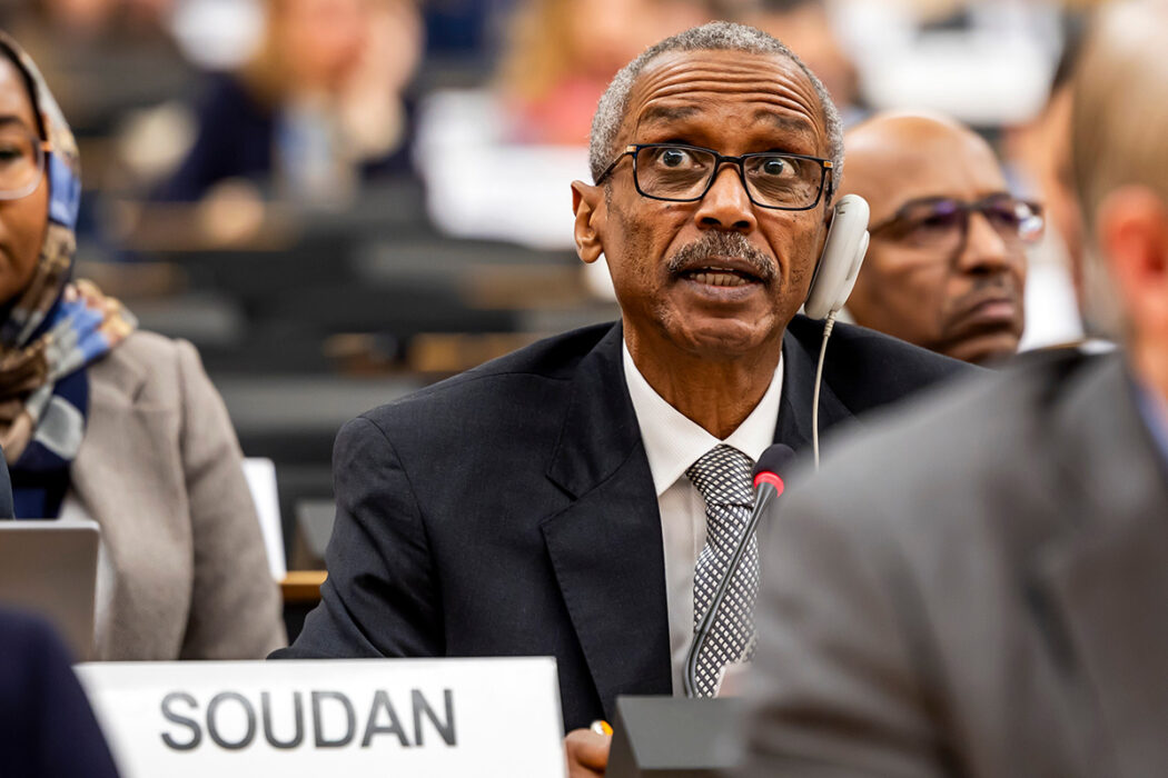 Hassan Hamid Hassan, Sudans ständige representant vid FN:s kontor i Genève, håller sitt tal under människorättsrådets extra session om människorättssituationen i och omkring El Fasher, Sudan.