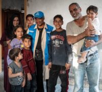 Barbara Hendricks tillsammans med en familj i Syrien som bygger upp sitt hus.