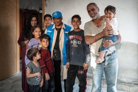 Barbara Hendricks tillsammans med en familj i Syrien som bygger upp sitt hus.