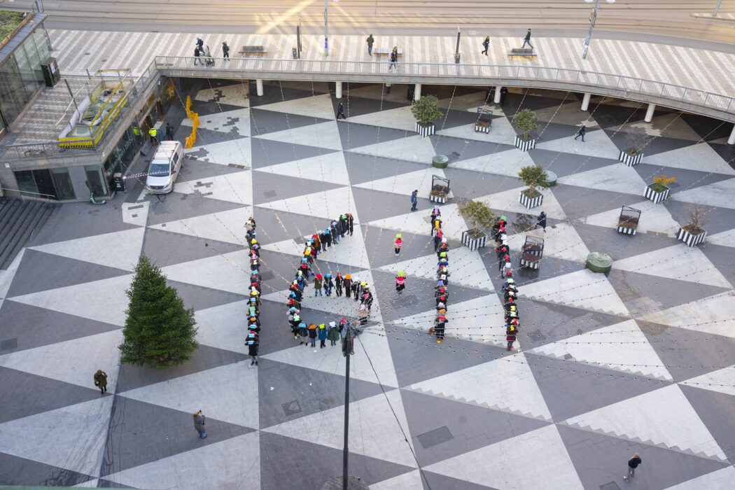 Manifestation där personer formar klockslaget 16:11.