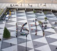 Manifestation där personer formar klockslaget 16:11.