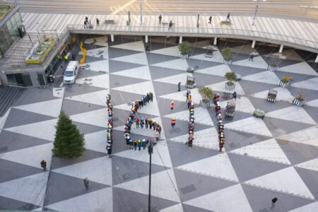 Manifestation där personer formar klockslaget 16:11.
