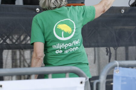 Volontär med MP t-shirt