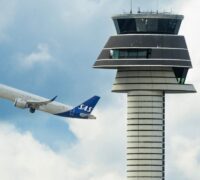Flyg passerar flygtorn.
