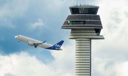 Flyg passerar flygtorn.