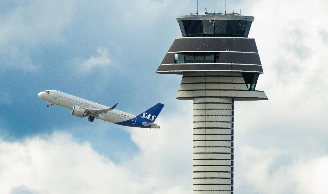 Flyg passerar flygtorn.