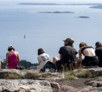 två vuxna och fyra stora barn