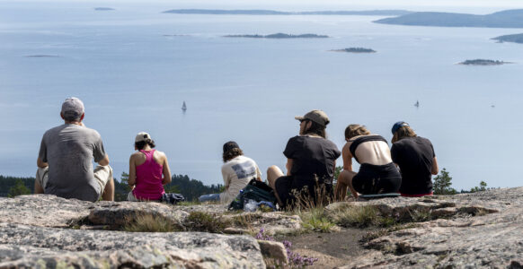 två vuxna och fyra stora barn