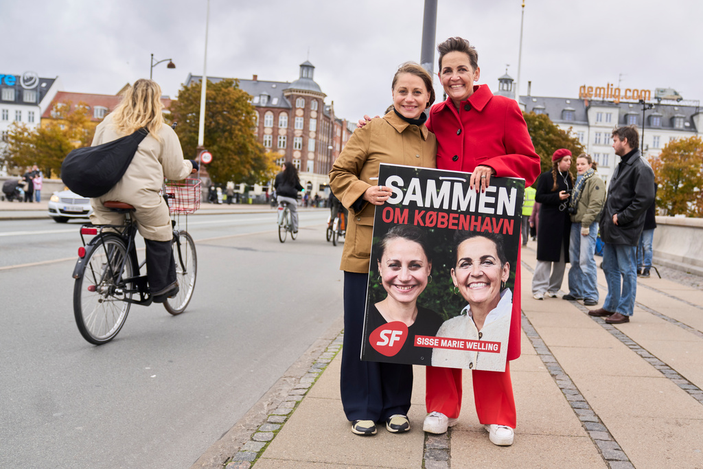 Socialistisk folkepartis ledare Pia Olsen Dyhr och borgmästarkandidaten Sisse Marie Welling (SF) hänger upp valaffischer på Dronning Louises Bro i Köpenhamn, lördag 25 oktober 2025.