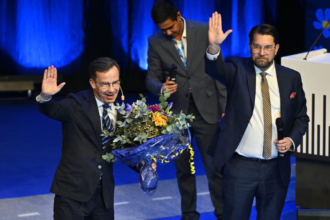 Statsminister Ulf Kristersson (M) får blommor av Sverigedemokraternas partiledare Jimmie Åkesson (SD) efter att ha gästat partiets landsdagar på Conventum Kongress i Örebro.
