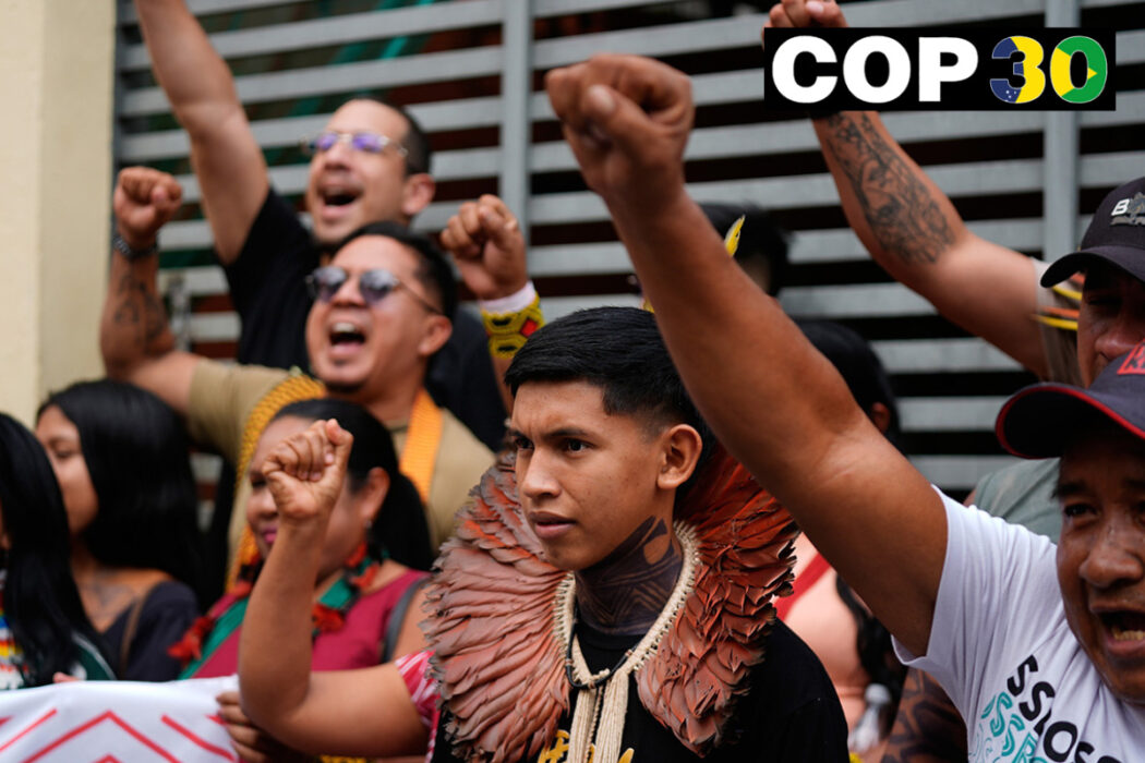 Urfolk ropar slagord om att försvara Amazonas vid People&#039;s Summit, en sammankomst som sammanfaller med FN:s klimatmöte COP30, onsdagen den 12 november 2025 i Belém.
