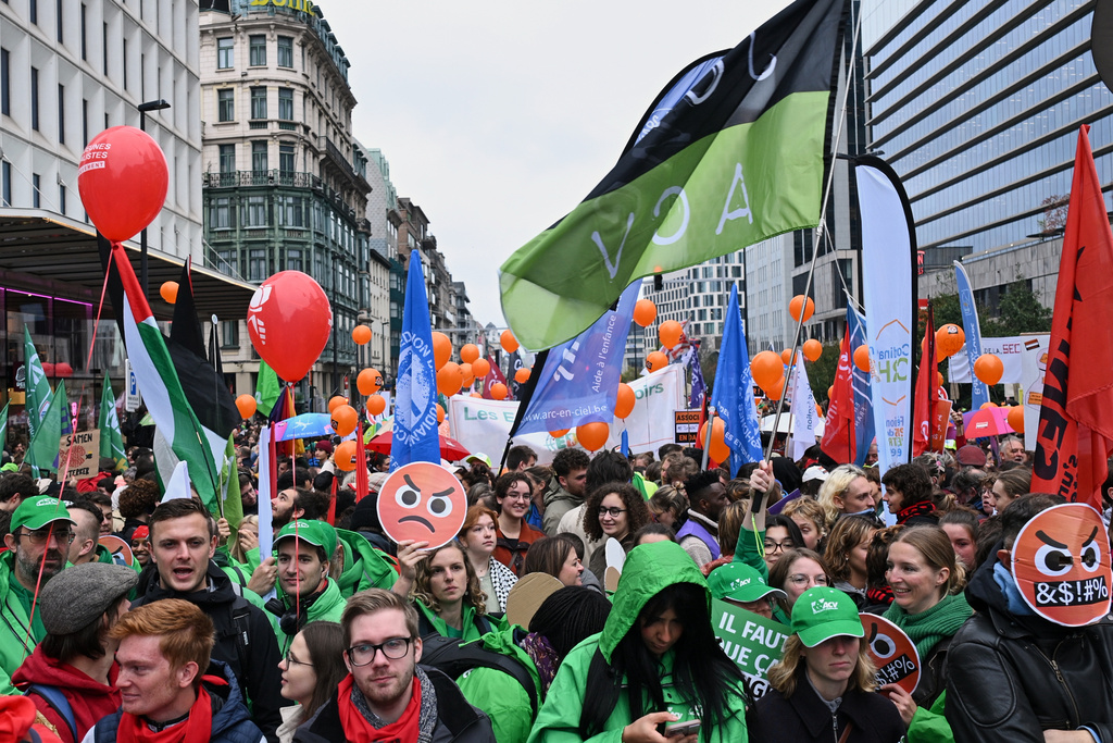 Protesterna mot de föreslagna nedskärningarna och försämringarna i arbetsrätten har fått tiotusentals belgare att demonstrera.