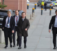 Män på en trottoar.