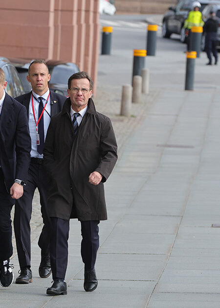 Män på en trottoar.