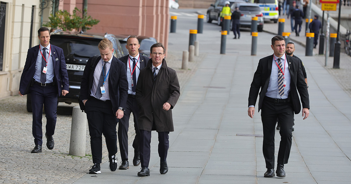 Män på en trottoar.