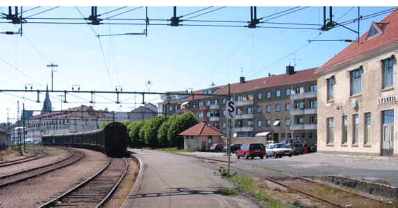 Järnväg och järnvägsstation.