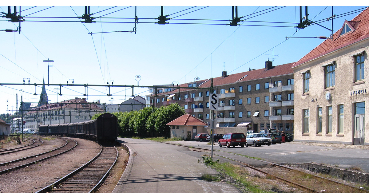 Järnväg och järnvägsstation.