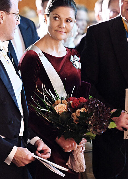 Kronprinsessan Victoria bland en massa folk.