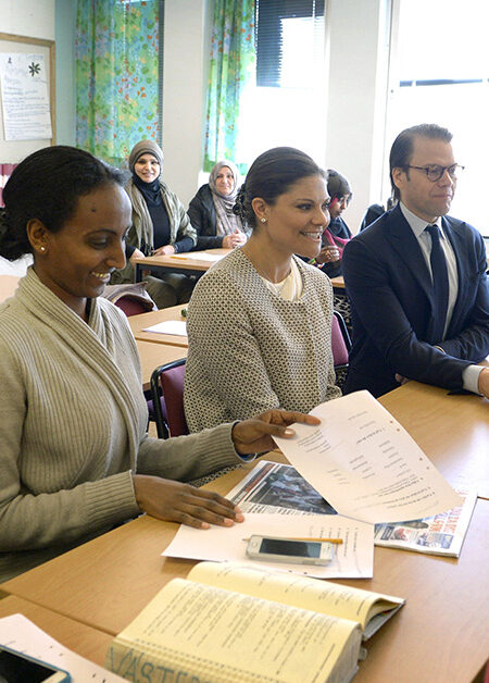 Vuxna elever i klassrum.