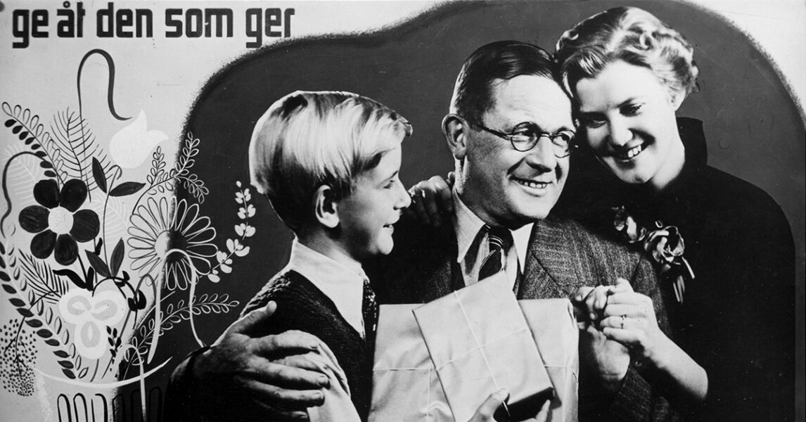 En pappa firas av fru och son.