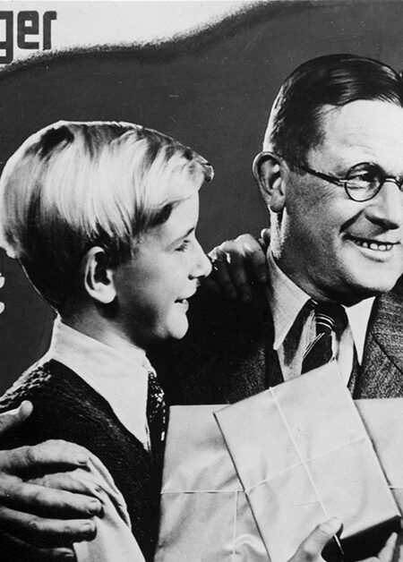 En pappa firas av fru och son.