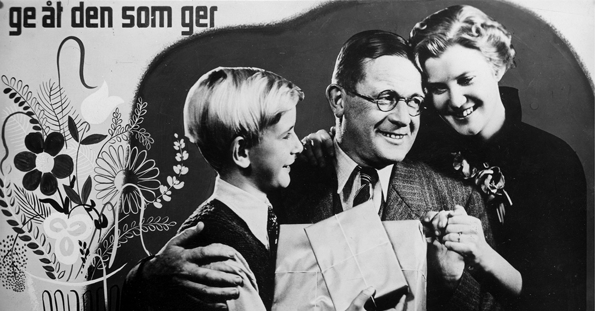 En pappa firas av fru och son.