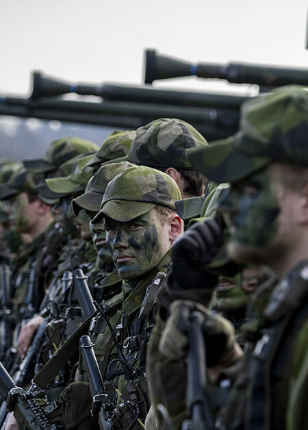 Soldater i rad med vapen.