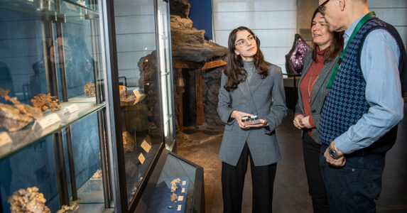 Romina Pourmokhtari framför en monter med uranmalm på ett museum.