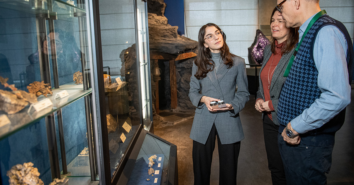 Romina Pourmokhtari framför en monter med uranmalm på ett museum.
