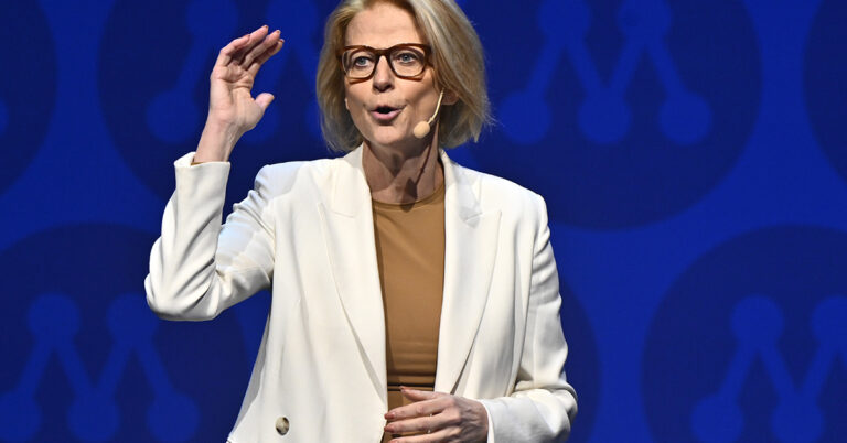 Kvinna som gestikulerar.