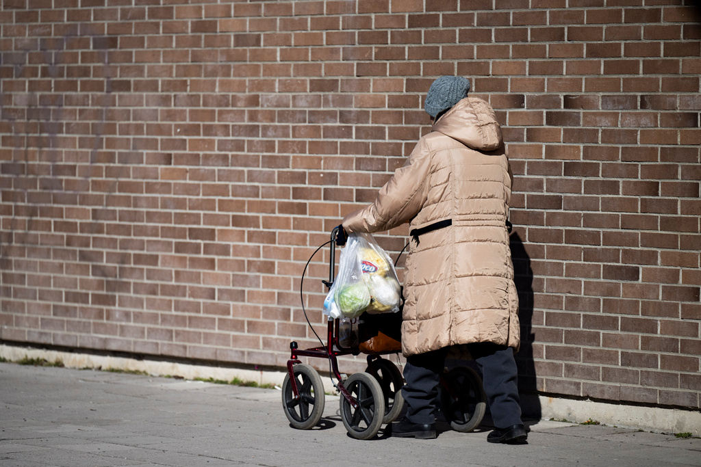 Ensamstående i hyresrätt, särskilt kvinnor över 64 år, lägger störst del av inkomsten på boendet – upp till 37 procent.