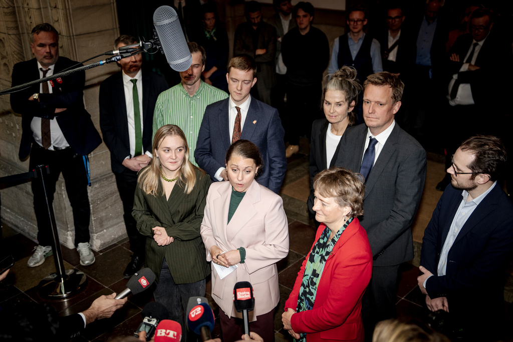 Den nya borgmästaren i Köpenhamn, Sisse Marie Welling (SF) (mitten), tillsammans med Line Barfod (Enhedslisten – Rød-Grøn Alliance), Karoline Lindgaard (Alternativet), Jakob Næsager (Det Konservative Folkeparti), Christopher Røhl (Radikale Venstre), Mikkel Bjørn (Dansk Folkeparti), Karina Vestergård Madsen (Enhedslisten – Rød-Grøn Alliance), Jens-Kristian Lütken (Venstre – Danmarks Liberale Parti) och Alexander Ryle (Liberal Alliance) på Köpenhamns stadshus dagen efter kommunalvalet.