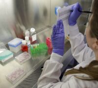 En forskare står i labbet, utan djur.