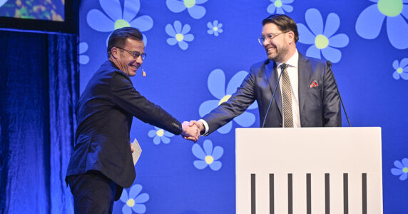 Ulf Kristersson och Jimmie Åkesson skakar hand.