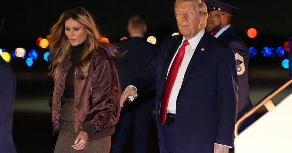 Melania och Donald Trump vid sitt flygplan.