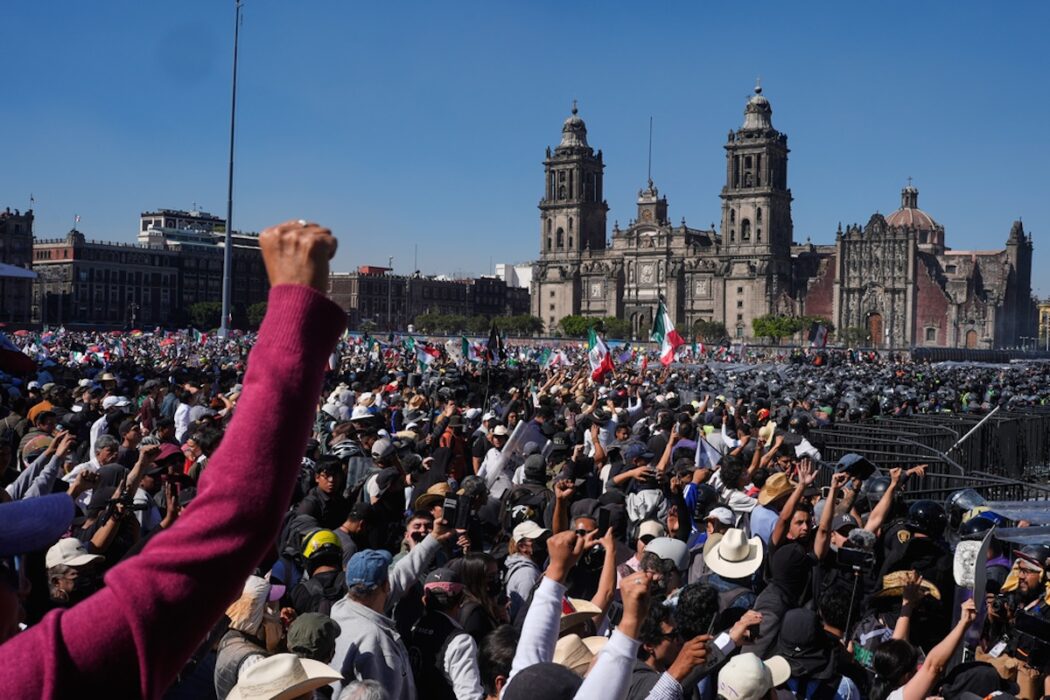 Demonstranter drabbar samman med polis i Mexico City lördagen den 15 november 2025.