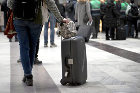 Person med resväska på centralstationen
