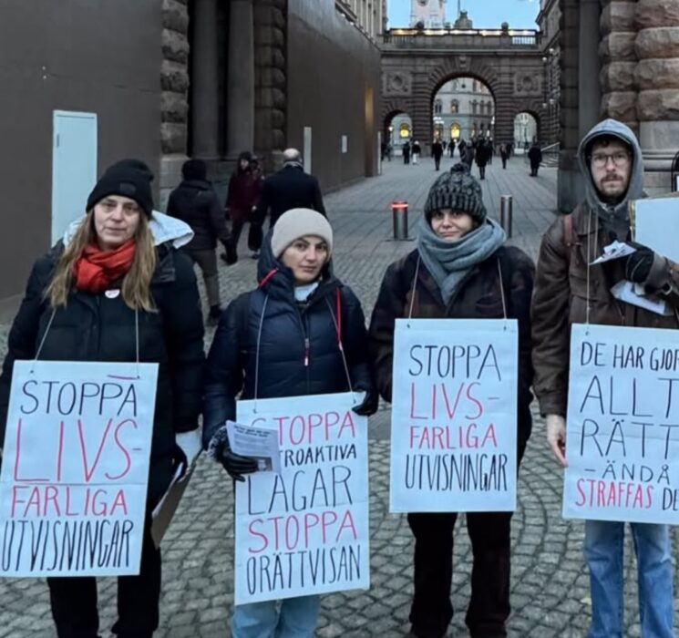 Utanför riksdagen i Stockholm där nätverket Vi är 4700 arbetare demonstrerar i dagarna tre.