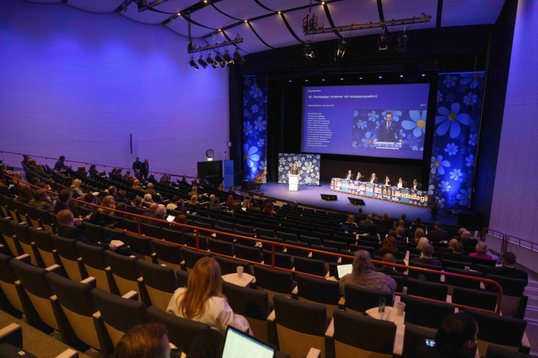 SD:s landsdagar i Örebro har inletts med avhopp och anklagelser om vänskapskorruption och dålig kvinnosyn.