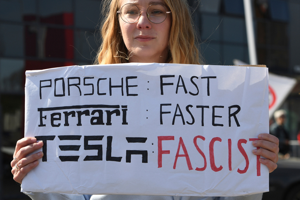 Registreringarna av nya Tesla-bilar sjönk 48 procent i oktober jämfört med samma månad i fjol.