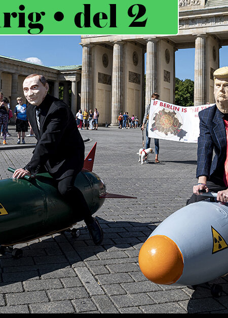 Putin och Trump i papier maché leker med atombombsmodeller på ett torg.