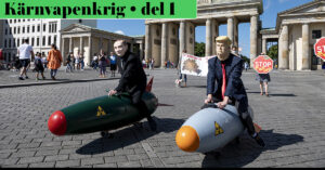 Putin och Trump i papier maché på låtsasbomber på ett torg.