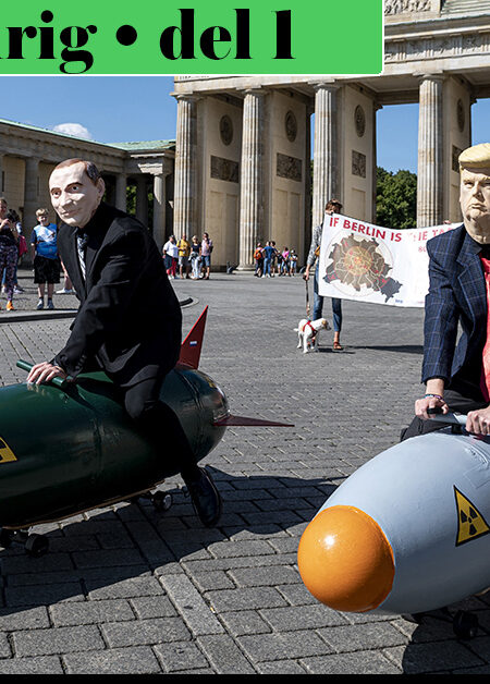 Putin och Trump i papier maché på låtsasbomber på ett torg.