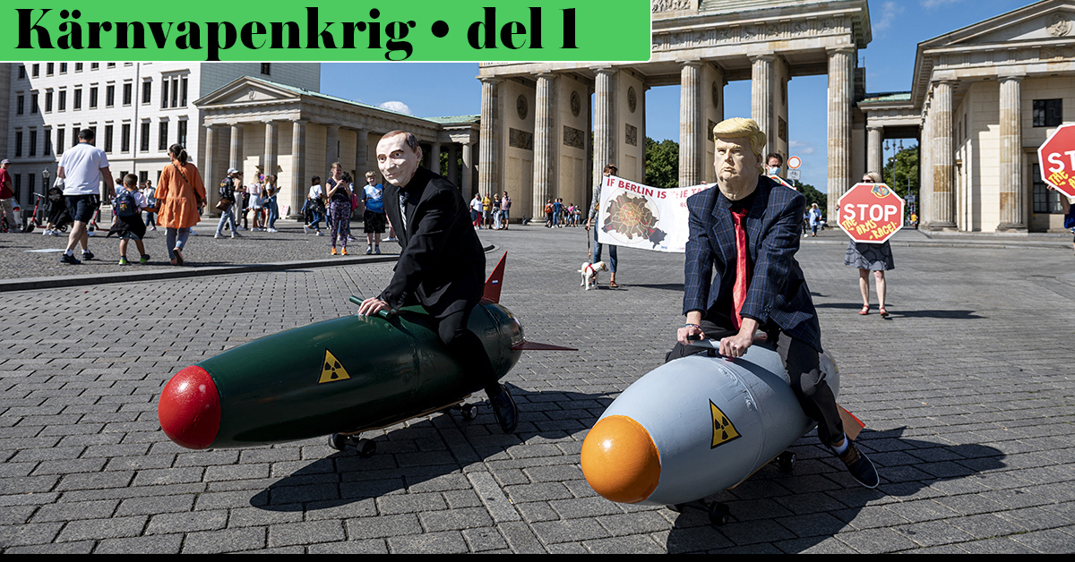 Putin och Trump i papier maché på låtsasbomber på ett torg.