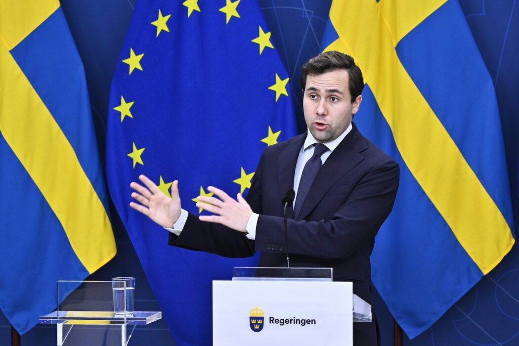 Benjamin Dousa under en presskonferens.