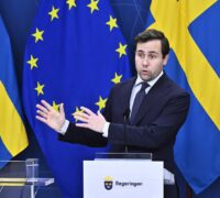 Benjamin Dousa under en presskonferens.