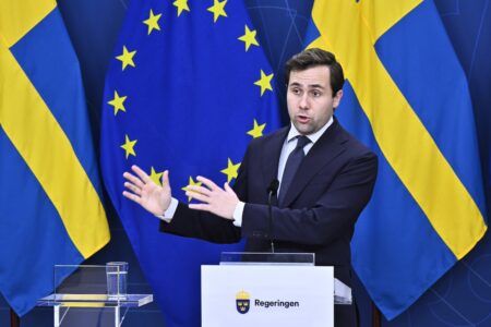 Benjamin Dousa under en presskonferens.