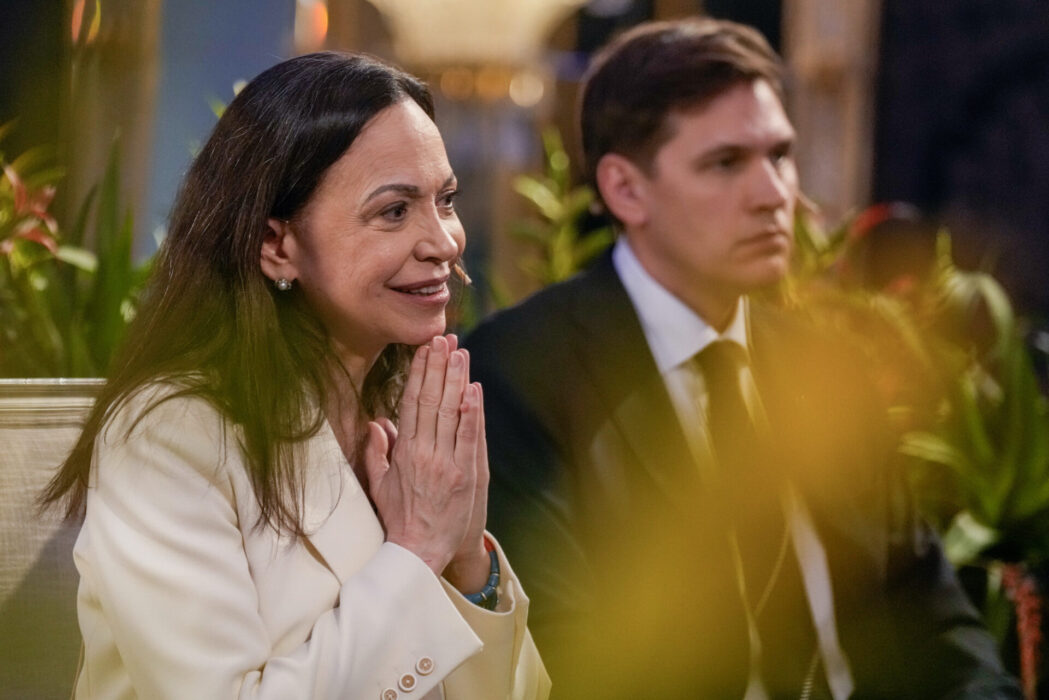 María Corina Machado och Jørgen Watne Frydnes, ordförande i Norska nobelkommittén, som delar ut fredspriset till en fredsförfäktare, i enlighet med Alfred Nobels testamente.